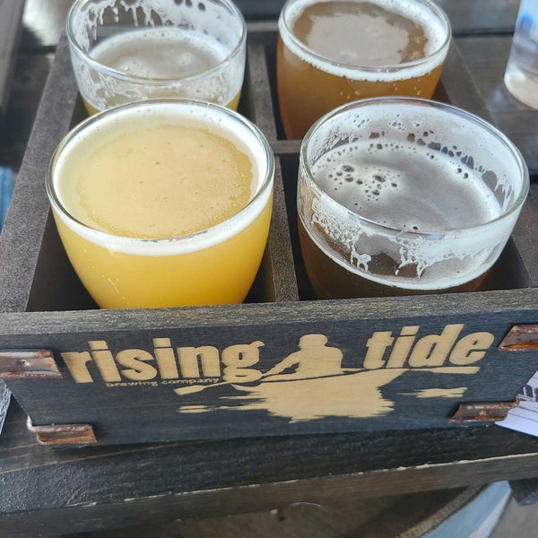 Foto tirada no(a) Rising Tide Brewing Company por Ivana M. em 9/11/2021