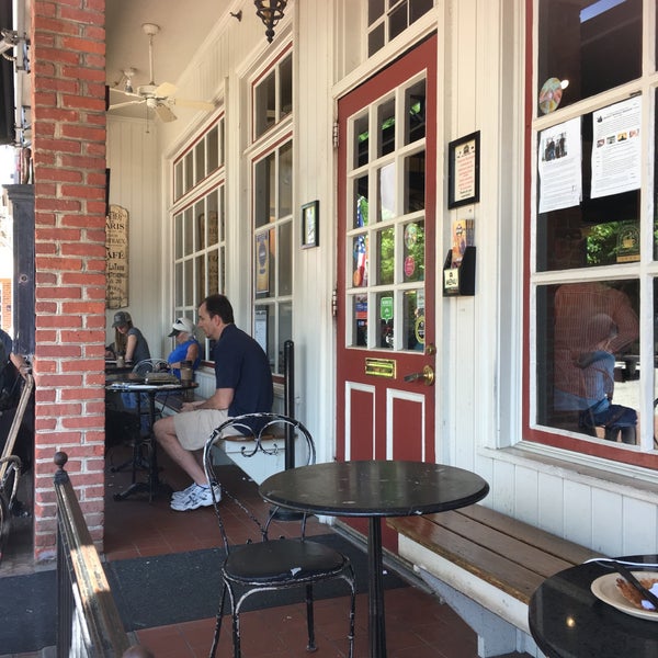 5/26/2018 tarihinde Inna F.ziyaretçi tarafından Aromas Coffeehouse Bakeshop &amp; Cafe'de çekilen fotoğraf