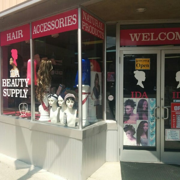 Магазин косметики и парфюмерии в Middletown, NY.