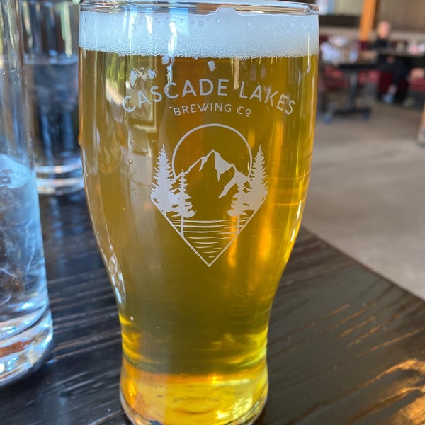 Foto tirada no(a) Cascade Lakes Brewing por Andrew M. em 6/5/2021