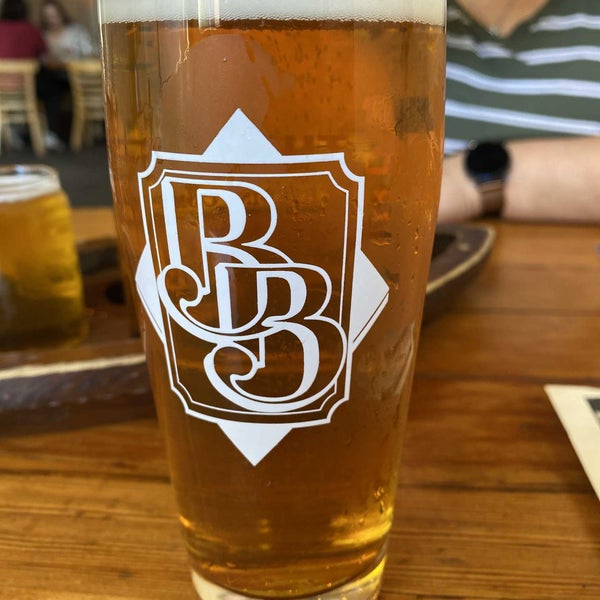 Foto tirada no(a) Boundary Bay Brewery por Andrew M. em 5/21/2022