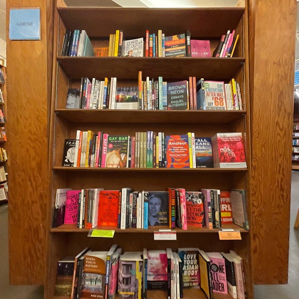 Foto diambil di City Lights Bookstore oleh Eduardo R. pada 6/28/2022
