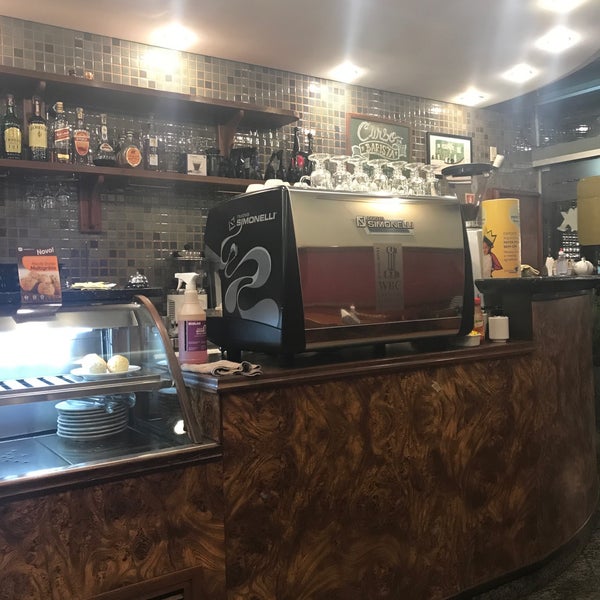 4/24/2018 tarihinde Bruna K.ziyaretçi tarafından Exprèx Caffè'de çekilen fotoğraf