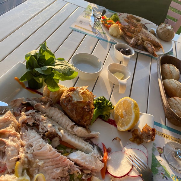 Очень вкусная нежная рыба и невероятные креветки ♥️ на берегу моря шикарный ужин в данном месте обеспечен