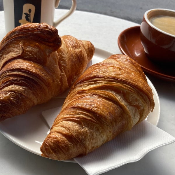 Küçük ve sakin adı meşhur çizgi film “Ratatouille” den Fransız tarzı kafe, bistro. Filtre kahve ve Croissant denedik başarılı. Menü kötü okunmuyor! Üzerine eğilmeliler. Farklı tatlılar ve yemekte var.