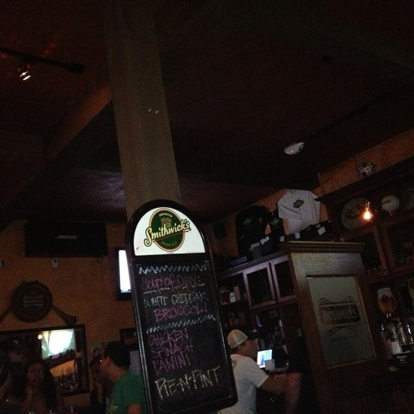 รูปภาพถ่ายที่ Mickey Byrne&#39;s Irish Pub โดย Sky K. เมื่อ 2/6/2013