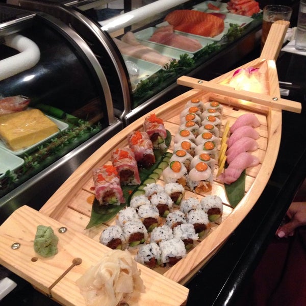 รูปภาพถ่ายที่ Fuji Sushi Bar &amp; Grill โดย Bailey H. เมื่อ 8/19/2014