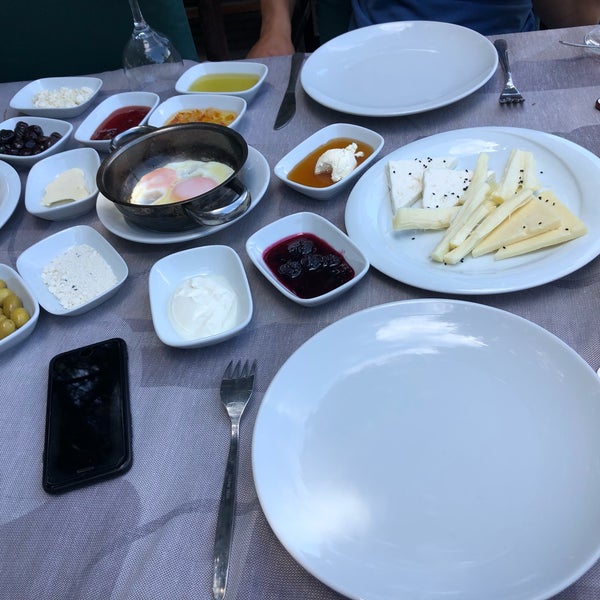 Снимок сделан в Saklı Göl Restaurant &amp; Nature Club пользователем Ayşe A. 5/26/2019