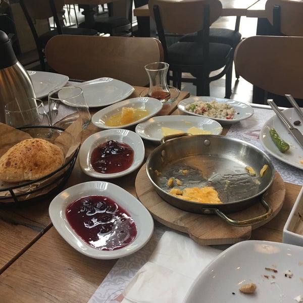 Снимок сделан в Kalaylı Restoran пользователем Çağdaş Emlak Y. 9/26/2017