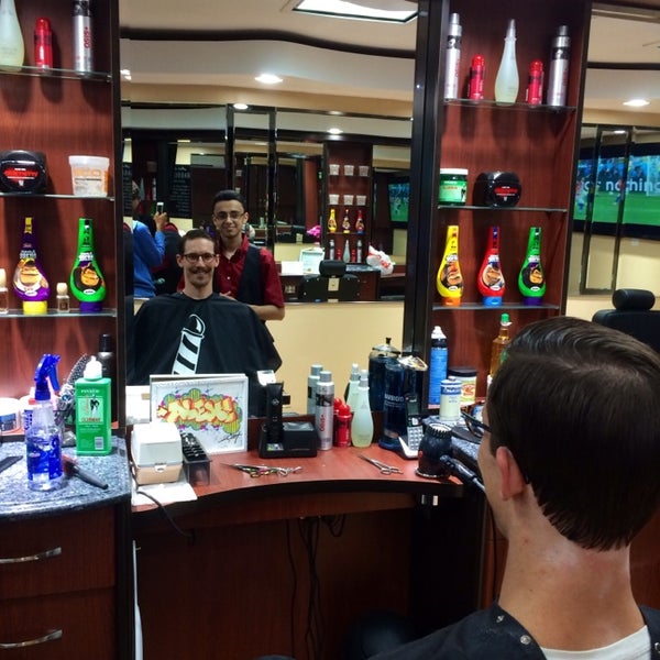 7/1/2014 tarihinde Abo S.ziyaretçi tarafından Ace of Cuts Barber Shop'de çekilen fotoğraf