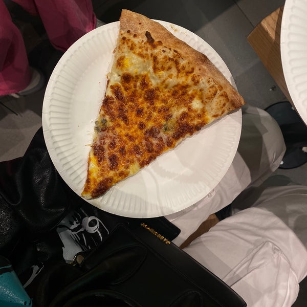 Foto diambil di New York Pizza oleh N pada 8/22/2022