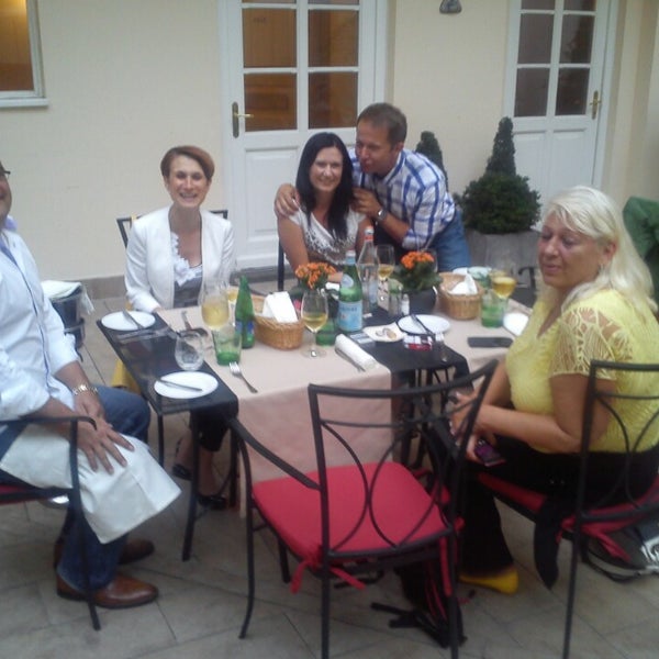 8/12/2014 tarihinde Tomáš F.ziyaretçi tarafından Platina Restaurant &amp; Garden'de çekilen fotoğraf