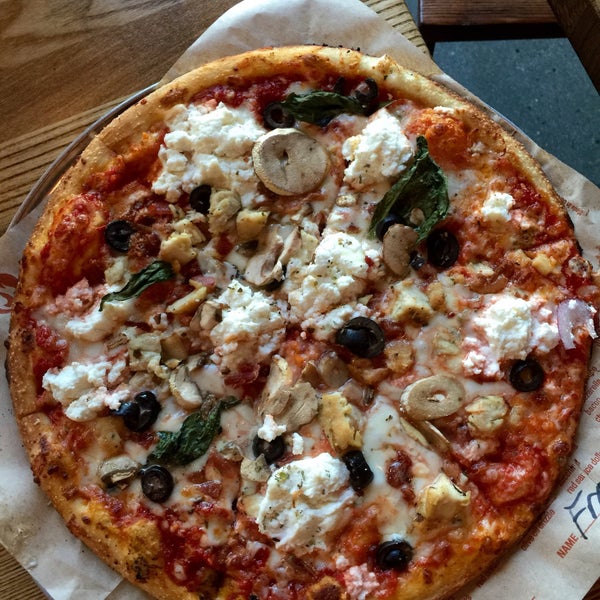 2/15/2015 tarihinde Milena P.ziyaretçi tarafından Blaze Pizza'de çekilen fotoğraf