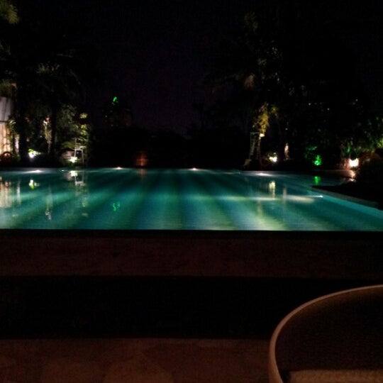 Das Foto wurde bei Poolside - Hotel Mulia Senayan, Jakarta von Andi S. am 8/12/2013 aufgenommen