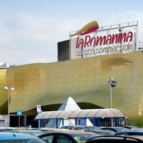 รูปภาพถ่ายที่ Centro Commerciale La Romanina โดย Centro Commerciale La Romanina เมื่อ 7/2/2014