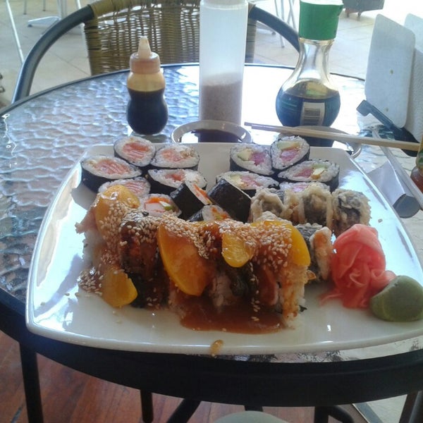 Das Foto wurde bei SUSHI MAS Comida Japonesa von Arturo V. am 1/20/2014 aufgenommen