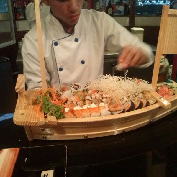 Photo taken at SUSHI MAS Comida Japonesa by Arturo V. on 1/20/2014