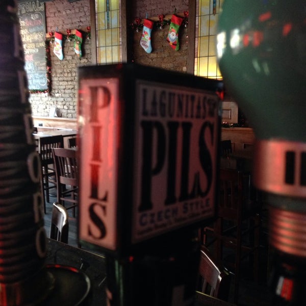 Foto scattata a Ph.D Pub Chicago da Emily T. il 11/30/2014