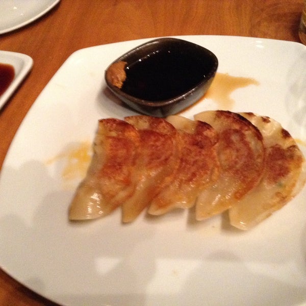 Foto tirada no(a) Masu Sushi por Nina S. em 12/6/2014