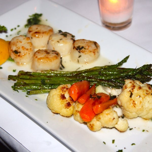 The scallops with veggies are yummy!