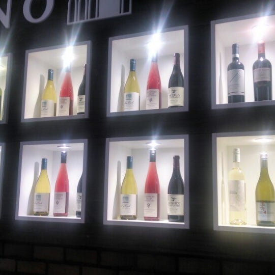 Foto tirada no(a) Vino Volo Wine Bar por James B. em 7/2/2014