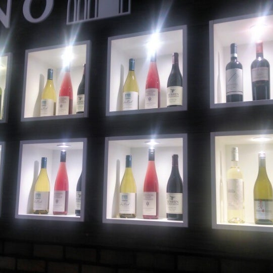 Снимок сделан в Vino Volo Wine Bar пользователем James B. 7/2/2014