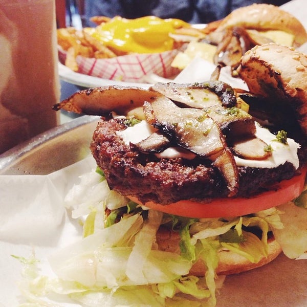 รูปภาพถ่ายที่ Joy Burger Bar โดย LETTUCEDINE เมื่อ 7/19/2014
