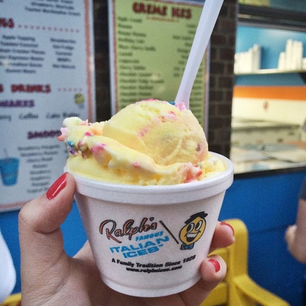 Photo taken at Ralph&#39;s Famous Italian Ices by LETTUCEDINE on 7/25/2014