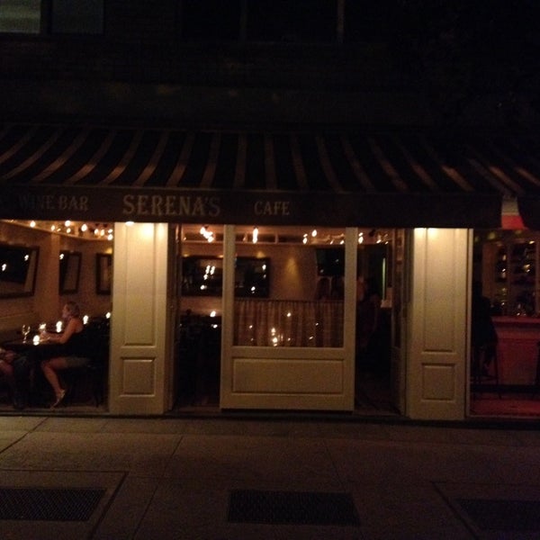 Foto scattata a Serena&#39;s Wine Bar-Cafe da ozcan o. il 6/19/2014