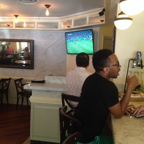 รูปภาพถ่ายที่ Serena&#39;s Wine Bar-Cafe โดย ozcan o. เมื่อ 7/9/2014