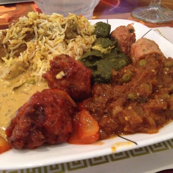 Снимок сделан в Aman&#39;s Authentic Indian Cuisine пользователем Lou S. 12/4/2015