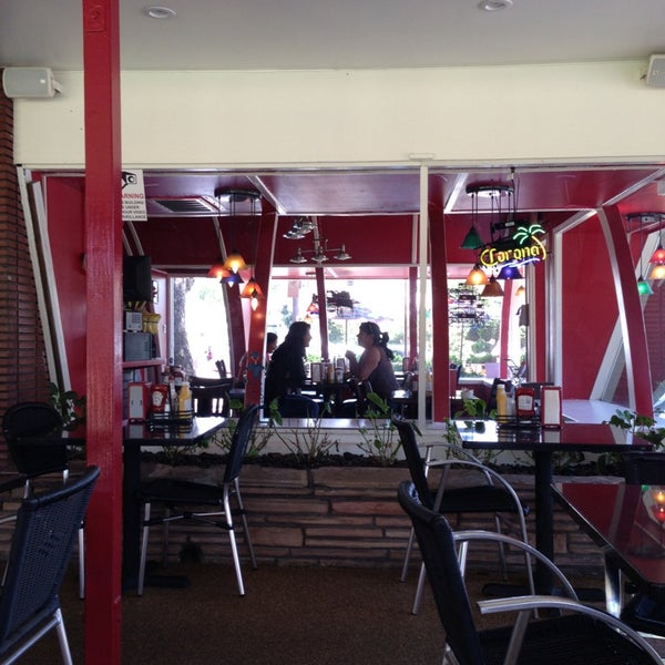 รูปภาพถ่ายที่ Los Feliz Cafe โดย Paul B. เมื่อ 8/9/2013
