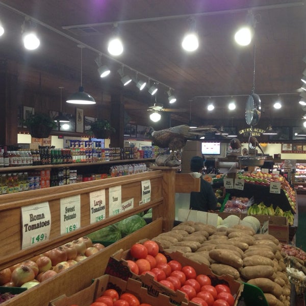 2/6/2014 tarihinde Paul B.ziyaretçi tarafından Green Acres Farm Market and Catering'de çekilen fotoğraf