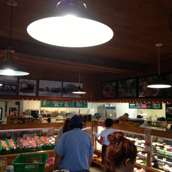 6/19/2013 tarihinde Paul B.ziyaretçi tarafından Green Acres Farm Market and Catering'de çekilen fotoğraf