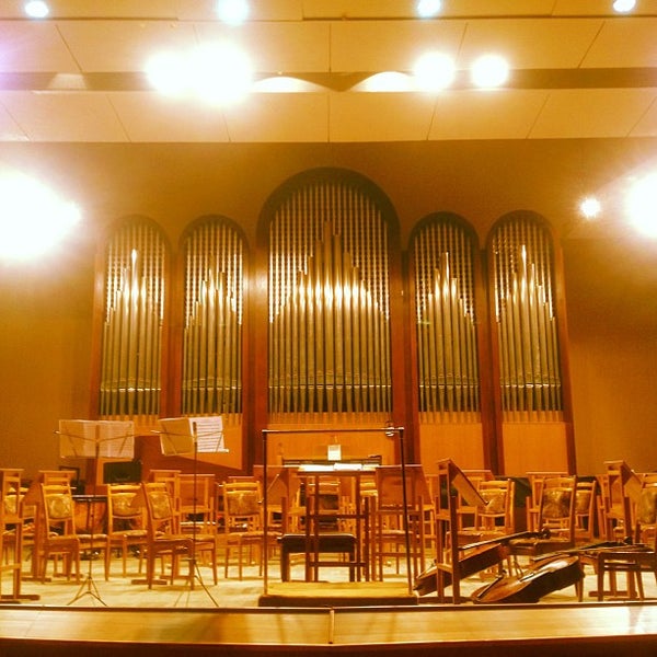 รูปภาพถ่ายที่ Зал органной и камерной музыки имени Алисы Дебольской / Music Hall of Alisa Debolskaya โดย Нияз А. เมื่อ 4/5/2013
