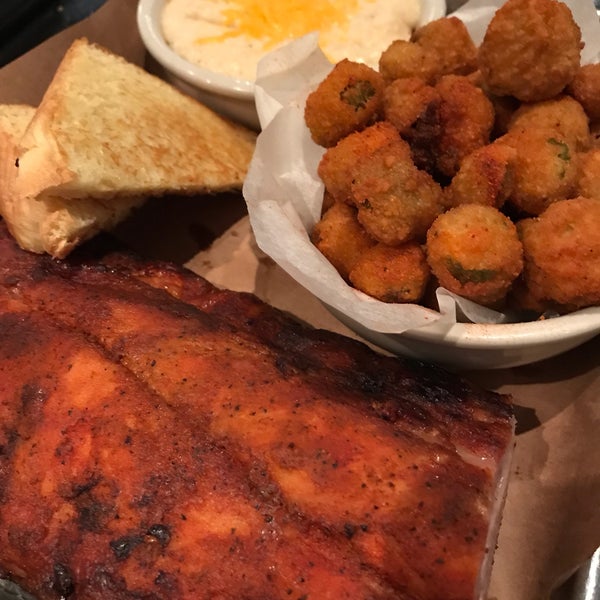 6/17/2019 tarihinde Eve P.ziyaretçi tarafından Doc Crow&#39;s Southern Smokehouse &amp; Raw Bar'de çekilen fotoğraf