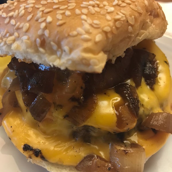 Снимок сделан в Bobby&#39;s Burger Palace пользователем John R. 8/24/2019