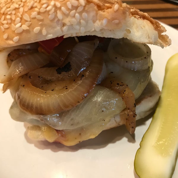 Foto diambil di Bobby&#39;s Burger Palace oleh John R. pada 11/16/2019