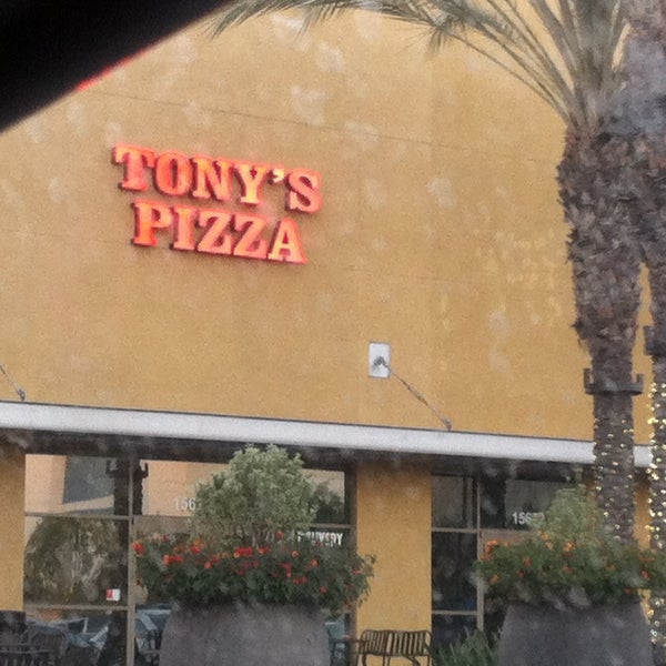 Photo prise au Tony&#39;s Pizza par Joseph L. le4/17/2013