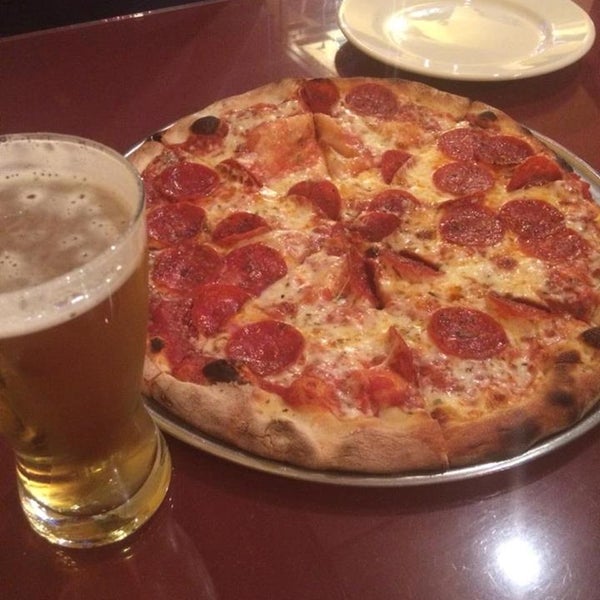 Das Foto wurde bei Victor&#39;s Pizza von Victor&#39;s Pizza am 12/1/2015 aufgenommen
