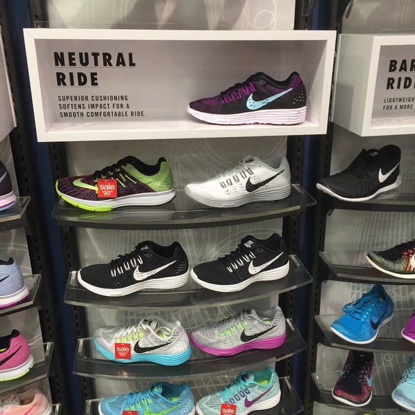 Westfarms mall store shoe stores