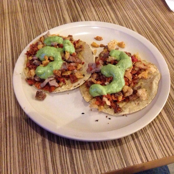 รูปภาพถ่ายที่ Tacos Los Bigotes โดย Santiago G. เมื่อ 3/12/2014