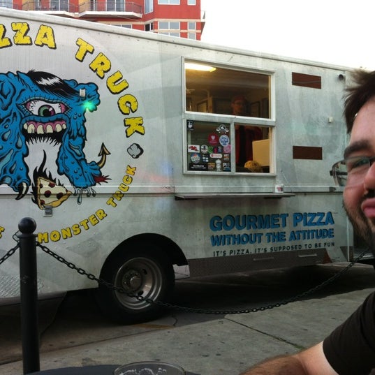 9/23/2012 tarihinde Stacey H.ziyaretçi tarafından Pi Pizza Truck'de çekilen fotoğraf