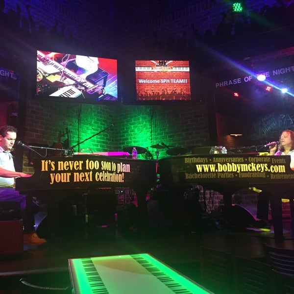 Снимок сделан в Bobby McKey&#39;s Dueling Piano Bar пользователем Jessica B. 10/8/2015