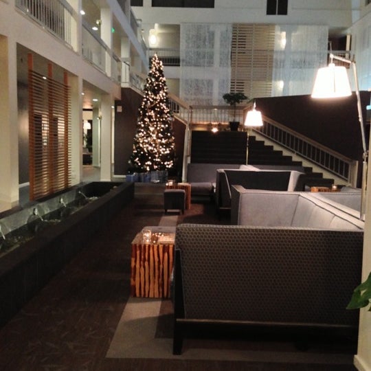 รูปภาพถ่ายที่ The Domain Hotel โดย Nancy P. เมื่อ 12/15/2012