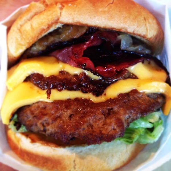 Foto diambil di Willie&#39;s Burgers oleh Jason Christopher S. pada 6/19/2014
