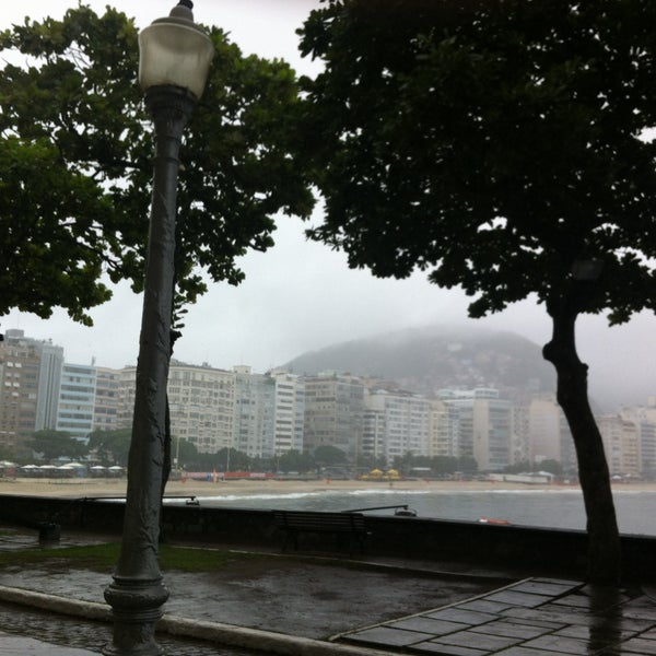 Das Foto wurde bei Forte de Copacabana von Carolina P. am 4/14/2013 aufgenommen