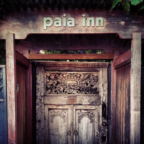 10/6/2013 tarihinde Jordan R.ziyaretçi tarafından Paia Inn'de çekilen fotoğraf