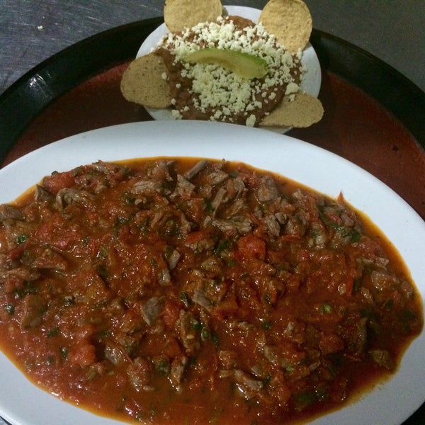 Cortadillo Vaquero acompañado de frijoles refritos con queso y totopos