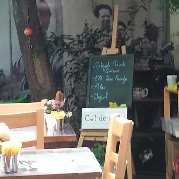 Photo taken at Cul De Sac Cafe by tuncer g. on 7/8/2014